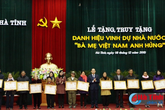 Thêm 63 mẹ được tặng, truy tặng danh hiệu 'Bà mẹ Việt Nam anh hùng'