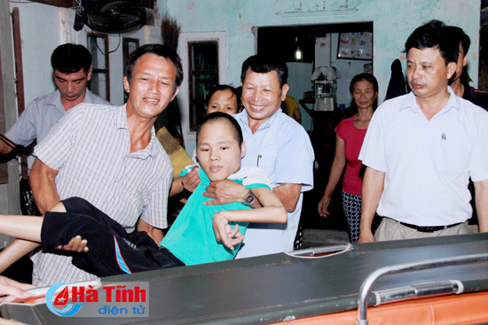 nam thanh nien ha tinh len duong ra ha noi tinh nguyen hien dau cho y hoc