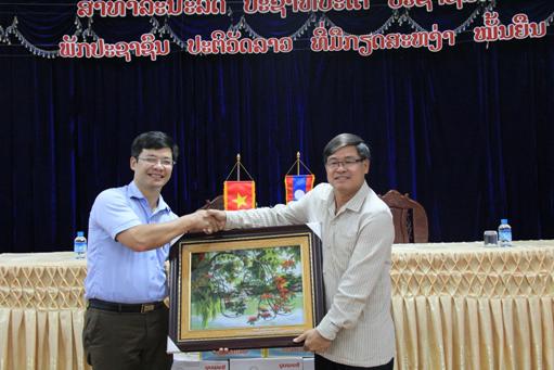 10.12.2015.tặng quà.jpg