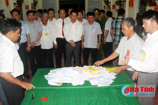 ha tinh khan truong tien hanh cong tac kiem phieu bau cu