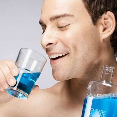 Không nên sử dụng nước súc miệng màu xanh lá cây hoặc xanh da trời cồn làm khô bề mặt răng, dẫn đến đổi màu răng.