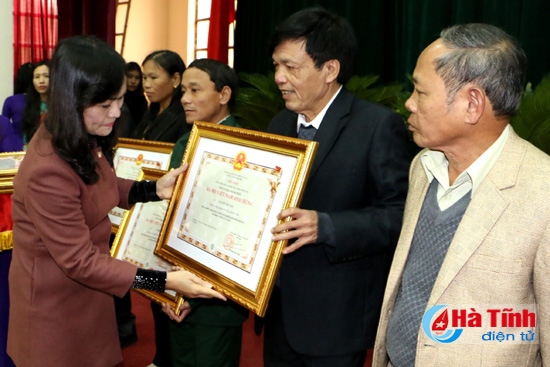 Thêm 63 mẹ được tặng, truy tặng danh hiệu 'Bà mẹ Việt Nam anh hùng'