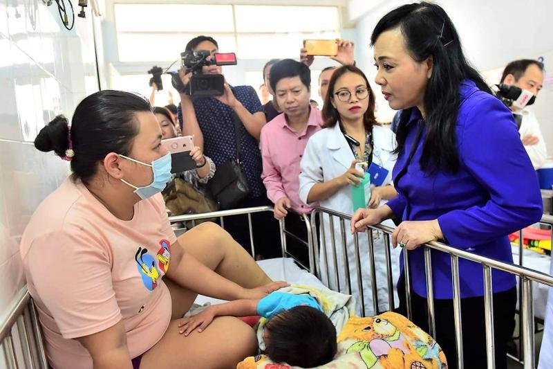 Bộ trưởng Bộ Y tế: Con trẻ mắc sởi, mẹ cũng cần tiêm ngừa