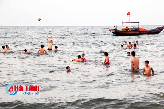 du lich bien ha tinh du khach tang thap len hy vong