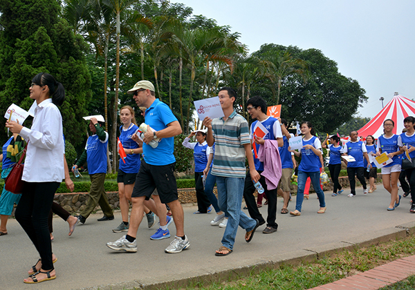 Hàng trăm người đi bộ tại Hà Nội ngày 25/10 để ủng hộ Ngày Vảy nến thế giới
