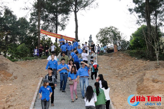 thap nen tuong nho tri an tong bi thu le duan