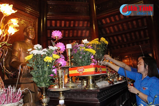thap nen tuong nho tri an tong bi thu le duan