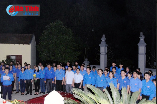 thap nen tuong nho tri an tong bi thu le duan
