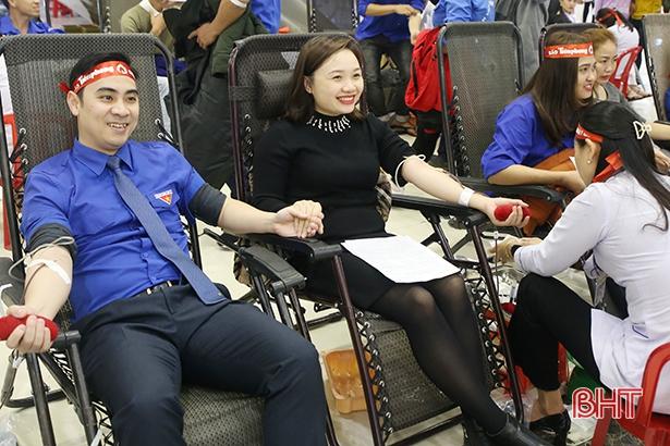 1.500 cán bộ, đoàn viên Hà Tĩnh tham gia ngày “Chủ nhật đỏ” hiến máu cứu người