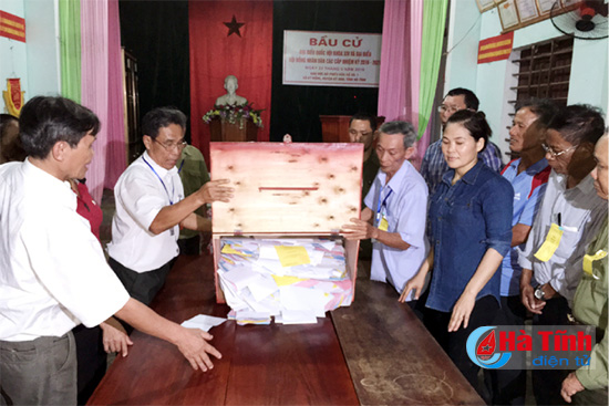 ha tinh khan truong tien hanh cong tac kiem phieu bau cu