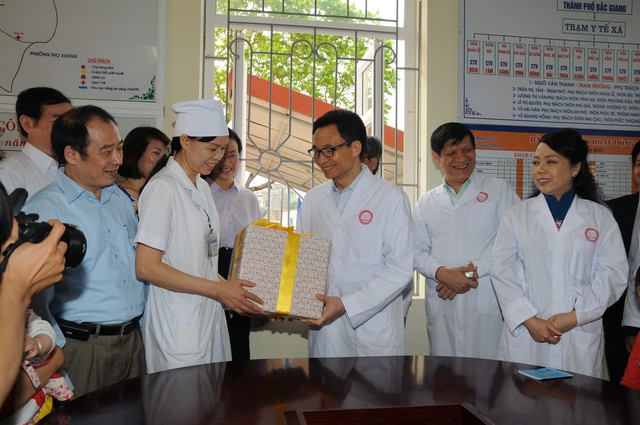 Phó Thủ tướng Vũ Đức Đam và Bộ trưởng Nguyễn Thị Kim Tiến, Thứ trưởng Nguyễn Thanh Long tặng quà cho trạm y tế xã Song Mai