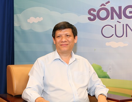 GS.TS. Nguyễn Thanh Long, Thứ trưởng Bộ Y tế giải đáp tại buổi giao lưu truyền hình trực tiếp.