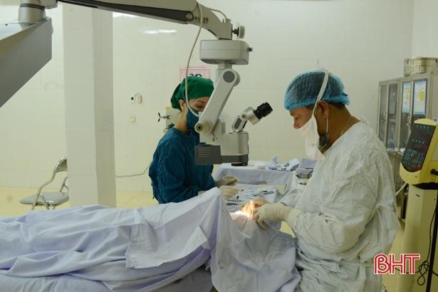Bệnh nhân BHYT nội trú tăng 148%, Bệnh viện Mắt Hà Tĩnh lo thiếu nguồn phục vụ