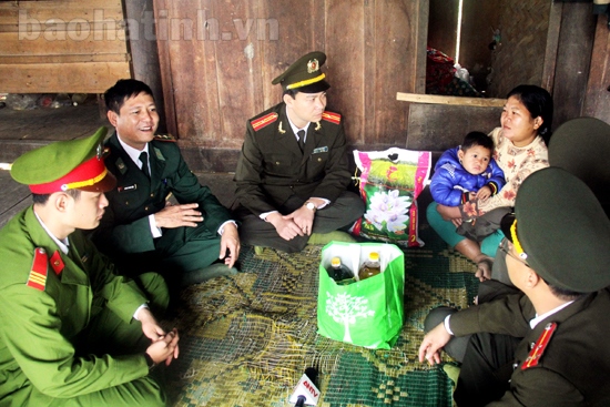 Tặng quà cho học sinh và gia đình có hoàn cảnh khó khăn