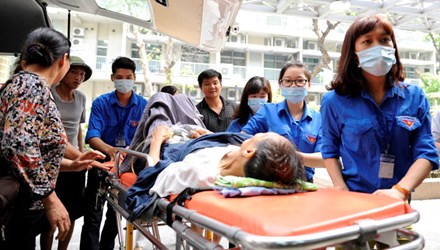 Sinh viên tình nguyện đang tiếp sức cho người bệnh tại BV Bạch Mai