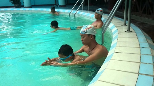 Cần dạy bơi cho trẻ để phòng đuối nước.