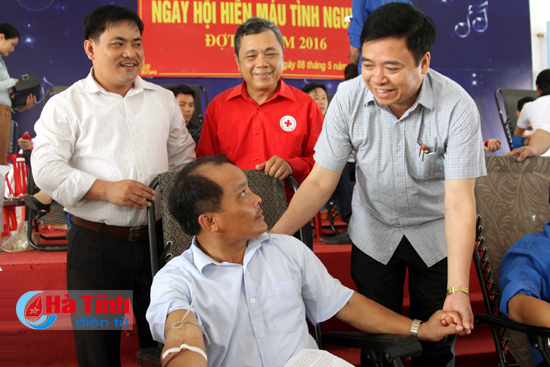 400 doan vien hoi vien tham gia hien mau tinh nguyen
