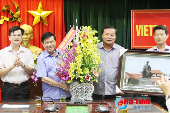 lanh dao tinh chuc mung doanh nghiep doanh nhan