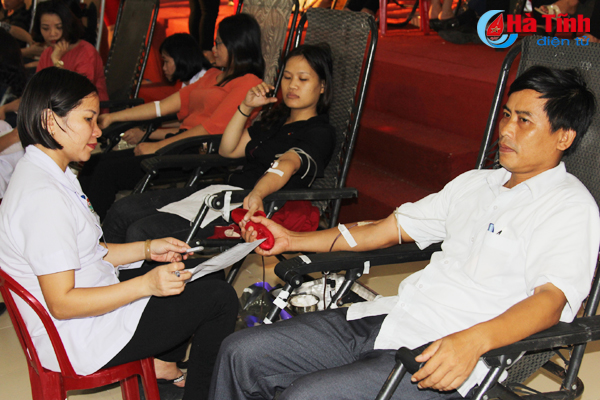 can bo vien chuc dvtn thanh pho ha tinh hien 150 don vi mau