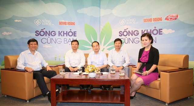 Thứ trưởng Bộ Y tế Nguyễn Thanh Long cùng các chuyên gia giải đáp về MERS-CoV trong chương trình. Ảnh: TM.