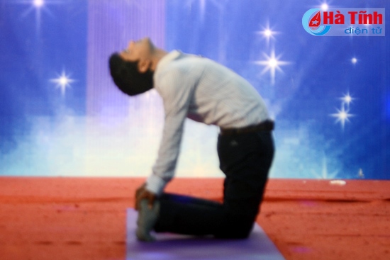 Chuyên gia Ấn Độ chia sẻ Yoga trị liệu kết hợp điều trị cột sống, khớp