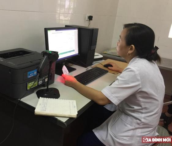   Nhân viên y tế cập nhật thông tin của bệnh nhân trên y bạ điện tử  