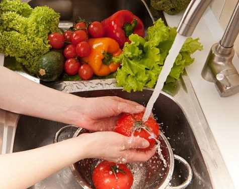 Rửa và bảo quản thực phẩm đúng cách để phòng ngộ độc thực phẩm.