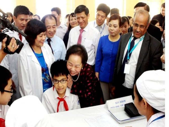 Lãnh đạo Đảng và Nhà nước, các Bộ, Ngành thăm và kiểm tra điểm tiêm chủng vắc xin sởi-rubella tại Trường THCS Lê Quý Đôn, Hà Nội.