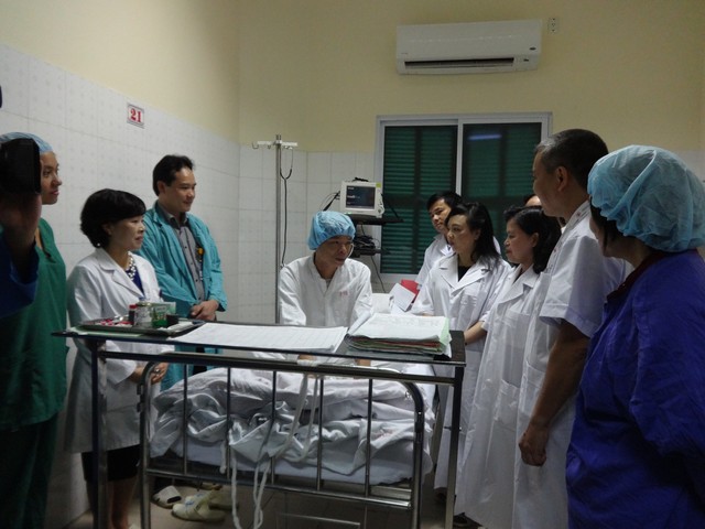 Bộ trưởng Nguyễn Thị Kim Tiến tặng quà cho bệnh nhân ghép tim