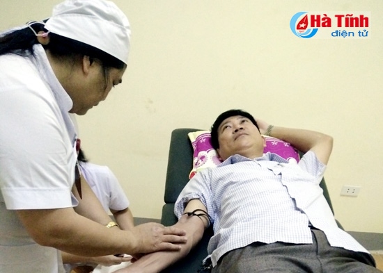 Giám đốc bệnh viện hiến máu cấp cứu bệnh nhân