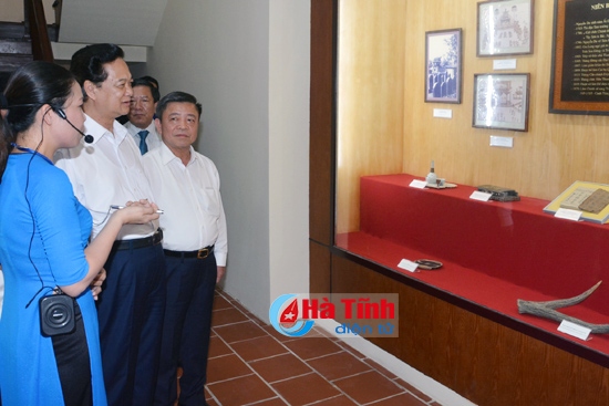 Thủ tướng Nguyễn Tấn Dũng dâng hương Khu lưu niệm Nguyễn Du
