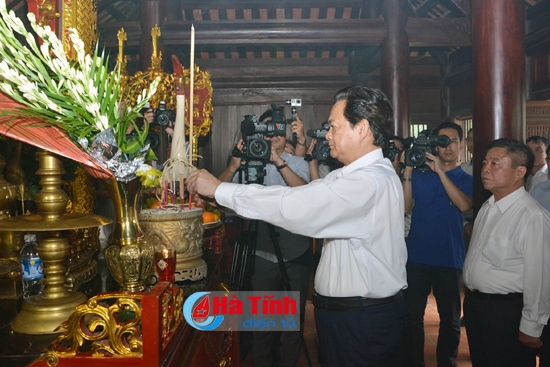 Thủ tướng Nguyễn Tấn Dũng dâng hương Khu lưu niệm Nguyễn Du