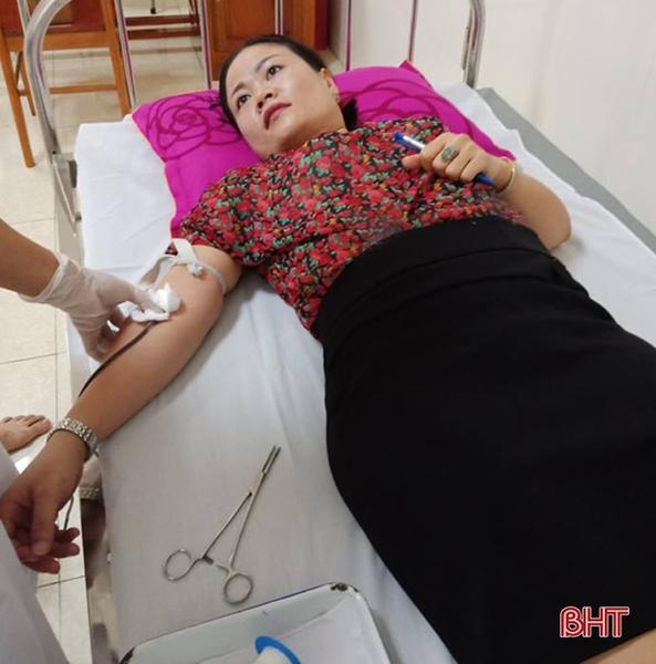 Nhân viên Bệnh viện đa khoa Hồng Lĩnh hiến máu cứu bệnh nhân Lào