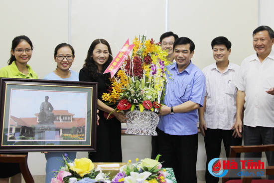 lanh dao tinh chuc mung doanh nghiep doanh nhan