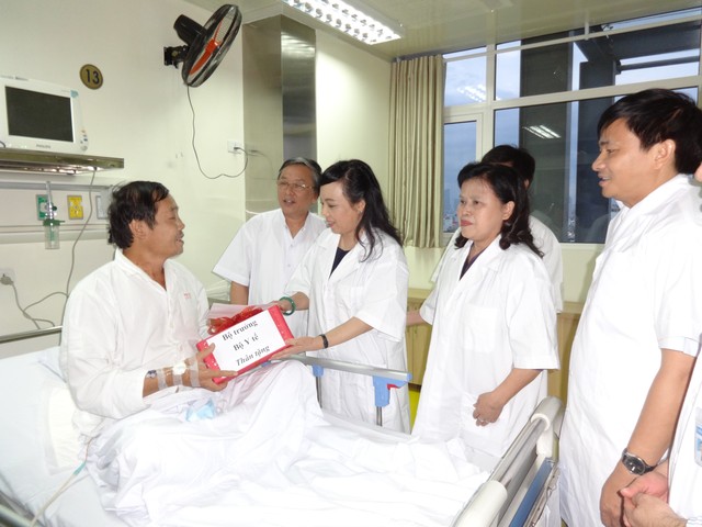 Bộ trưởng Nguyễn Thị Kim Tiến tặng quà cho bệnh nhân ghép gan