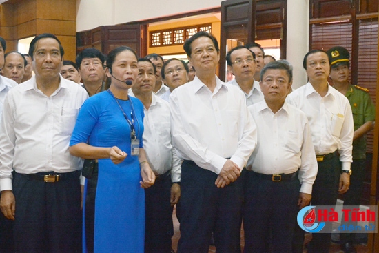 Thủ tướng Nguyễn Tấn Dũng dâng hương Khu lưu niệm Nguyễn Du
