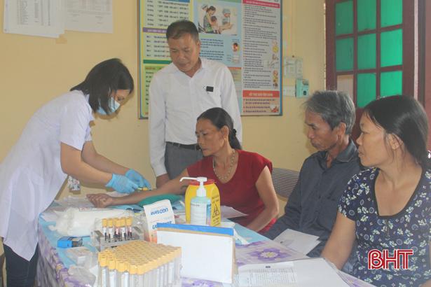 270 người dân Vũ Quang được lấy mẫu máu xét nghiệm viên gan B, C