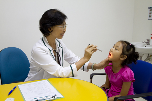 Cần đưa trẻ đến bác sĩ khám nếu tình trạng viêm mũi họng ở trẻ không tốt lên sau 2 ngày điều trị.