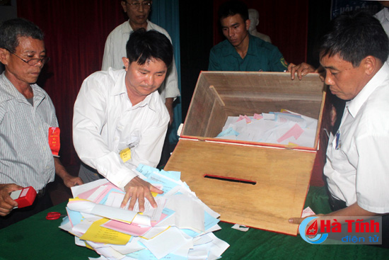 ha tinh khan truong tien hanh cong tac kiem phieu bau cu