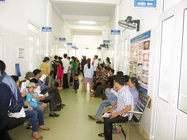 Nhờ cải tiến thiết bị y tế mà đông đảo bệnh nhân BHYT an tâm khi đến BVĐK Hà Tĩnh khám bệnh. Ảnh: Văn Vỵ