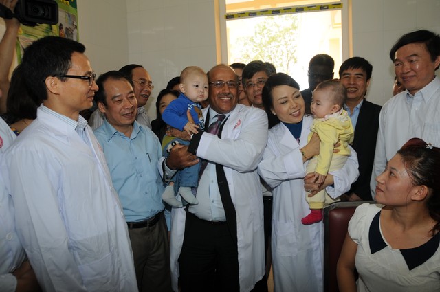 Ông Youssouf Abdel Jeli, Trưởng Đại diện UNICEF cùng các đại biểu ân cần thăm hỏi các em bé tại xã Song Mai- TP Bắc Giang