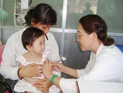 Tiêm vaccin phòng viêm não Nhật Bản cho trẻ tại TTYTDP quận Phú Nhuận