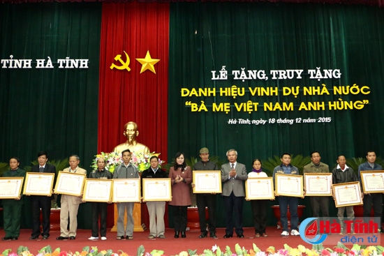 Thêm 63 mẹ được tặng, truy tặng danh hiệu 'Bà mẹ Việt Nam anh hùng'