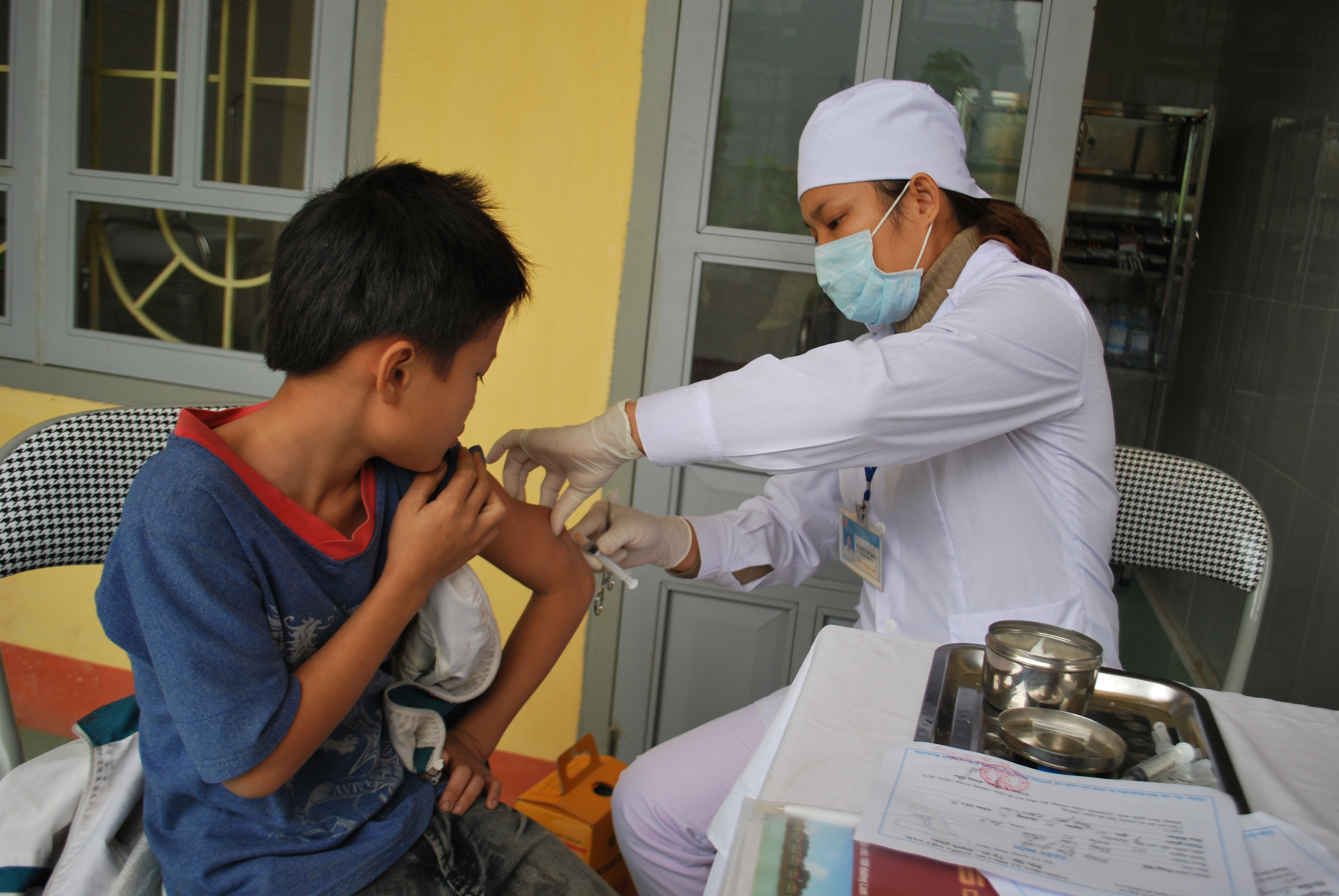 Cán bộ Trạm y tế xã Minh Xuân - huyện Lục Yên (Yên Bái) tiêm phòng sởi cho học sinh.