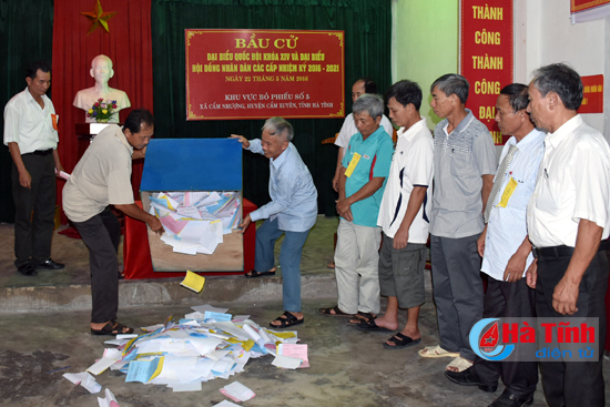 ha tinh khan truong tien hanh cong tac kiem phieu bau cu