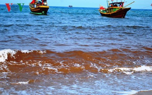 cac nha khoa hoc lay mau nghien cuu vet nuoc bien doi mau do duc