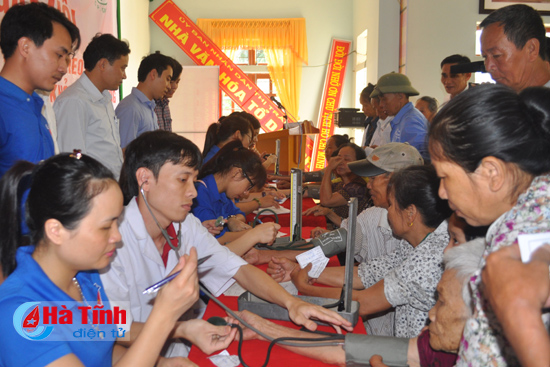 kham cap thuoc mien phi cho 500 nguoi ngheo thach ha