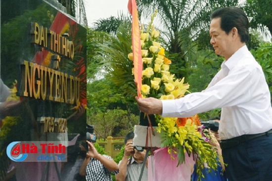 Thủ tướng Nguyễn Tấn Dũng dâng hương Khu lưu niệm Nguyễn Du