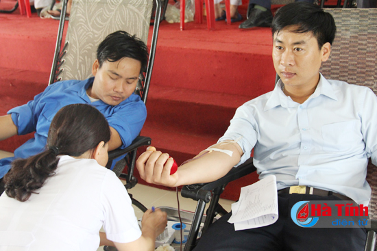 400 doan vien hoi vien tham gia hien mau tinh nguyen