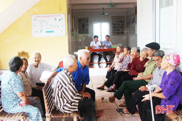 Hơn 100 người cao tuổi Vũ Quang được khám, cấp thuốc miễn phí